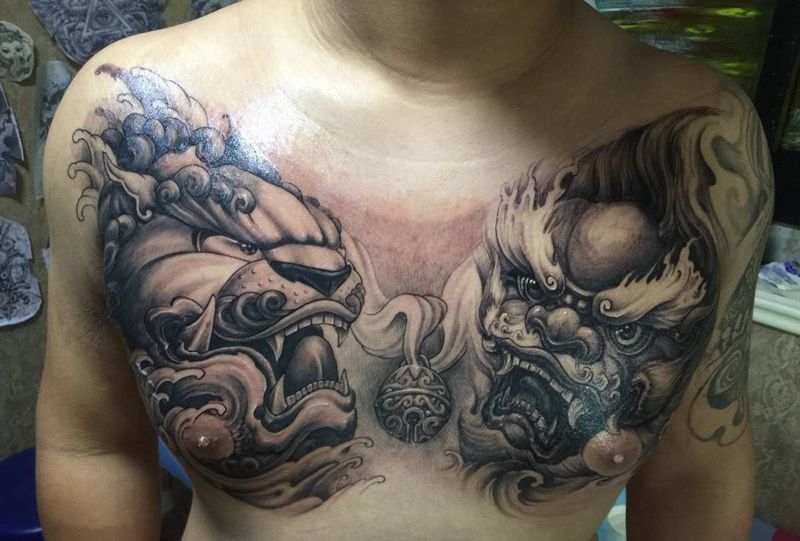 胸口双狮纹身图片