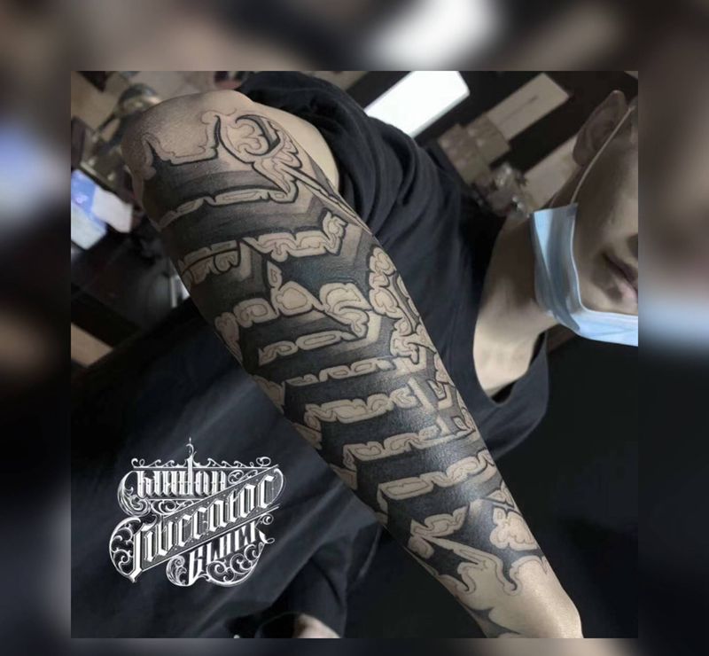 UVB2纹身图片_手臂花体字纹身图案