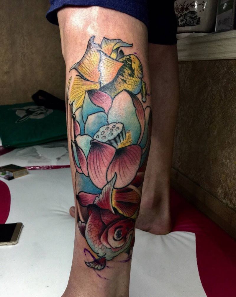 金鱼莲花纹身图片
