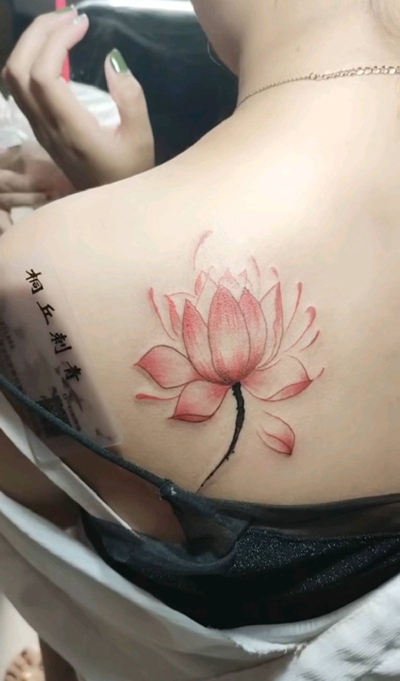 荷花纹身图片_新传统纹身图案