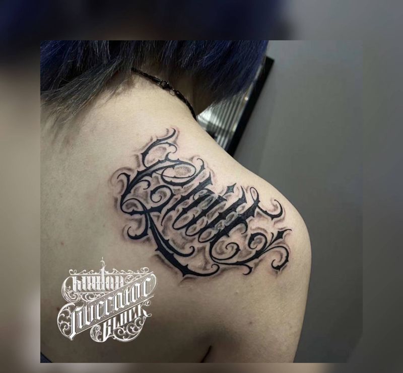 UVB2纹身图片_背部花体字纹身图案