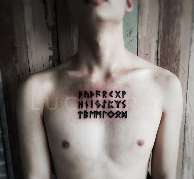 卢恩文字纹身图片_成品胸部欧美传统图腾字符纹身图案