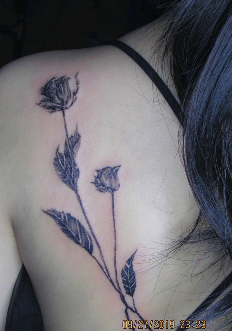 肩甲玫瑰纹身图片_肩部纹身图案