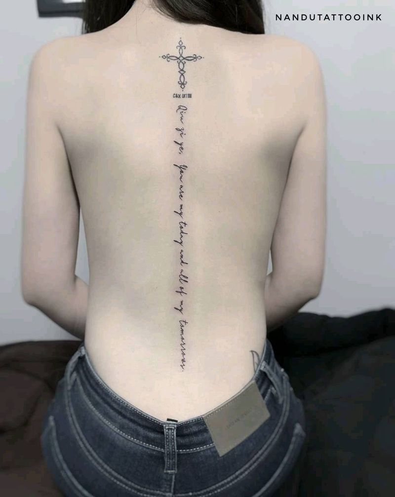 #纹身图片_背部肩部几何花体字脊椎后背清新纹身图案