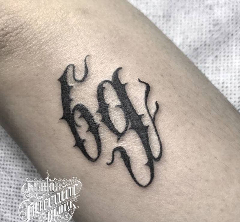 UVB2纹身图片_手臂花体字纹身图案