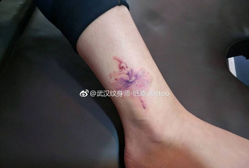 芭蕾女孩纹身图片_脚部水彩纹身图案