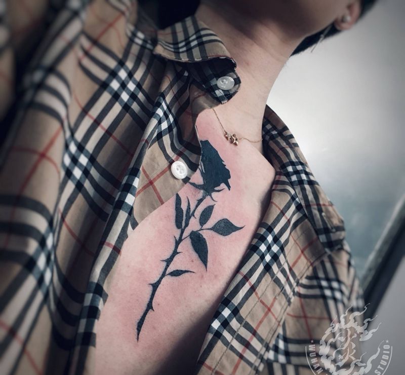 图腾玫瑰遮盖纹身图片_胸部图腾欧美写实纹身图案