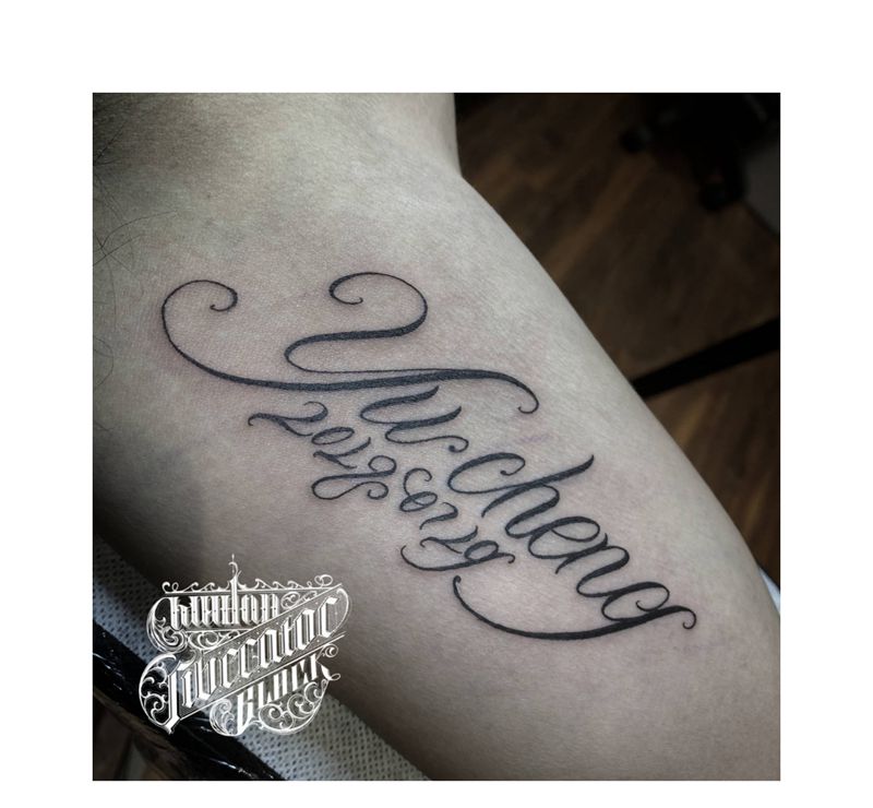 UVB2纹身图片_手臂手部花体字纹身图案