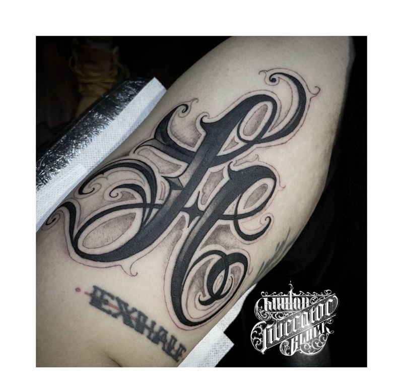 UVB2纹身图片_手臂手部花体字纹身图案