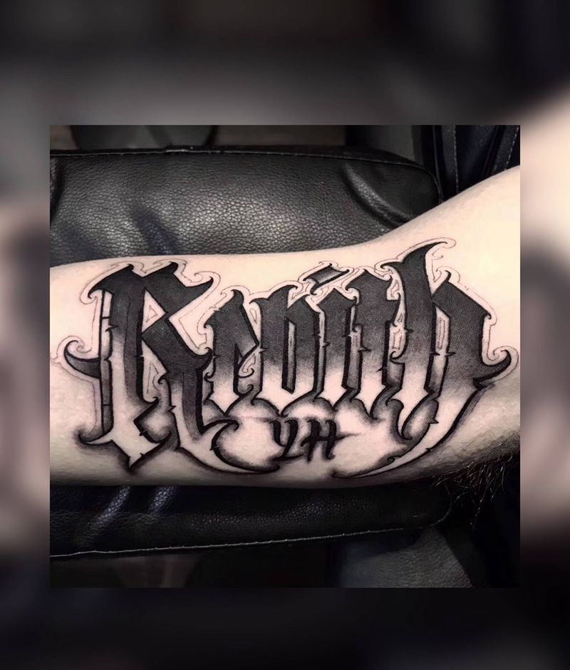 UVB2纹身图片_手臂花体字纹身图案