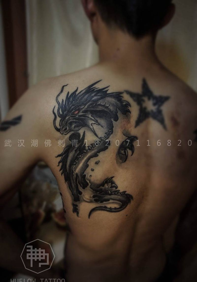 2016.10.17 这只燕子纹身图片_成品胸部欧美写实几何原创纹身图案