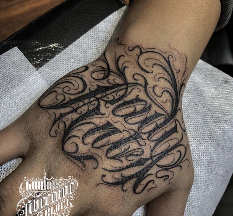 UVB2纹身图片_手部花体字纹身图案