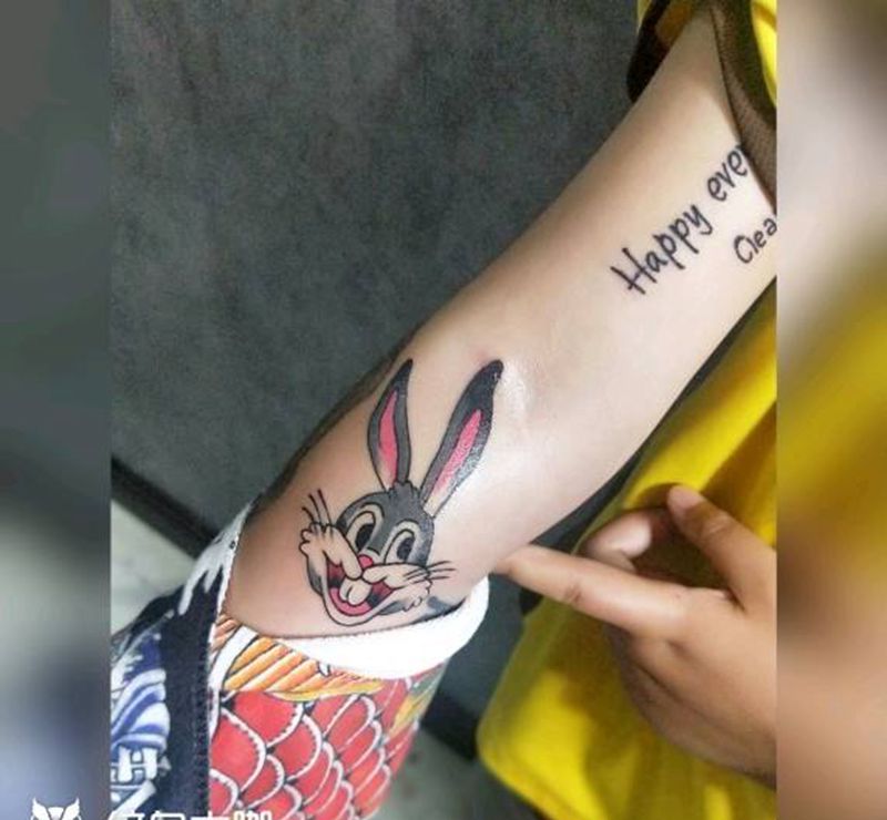 兔八哥纹身图片