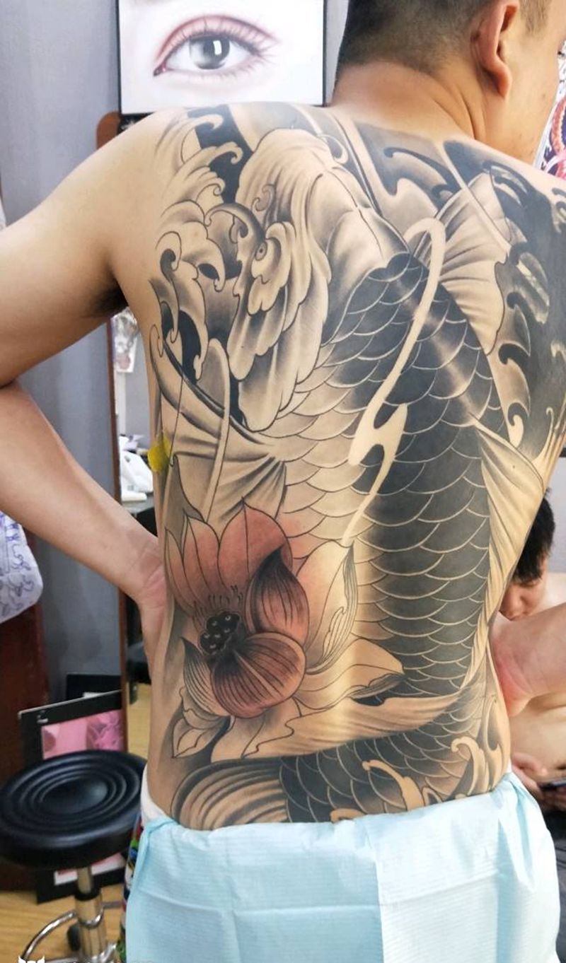 满背鱼纹身图片_背部新传统纹身图案