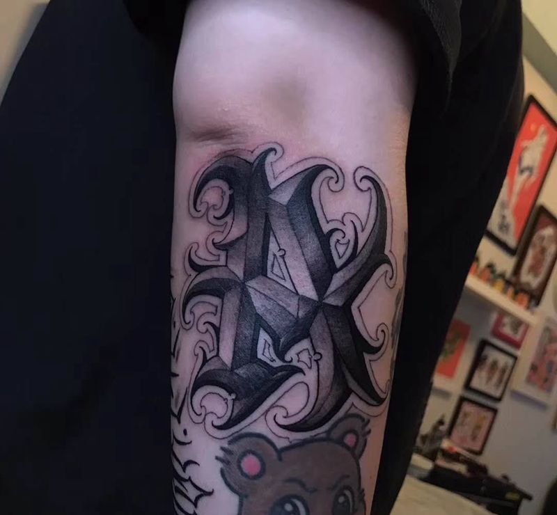 UVB2纹身图片_手臂花体字纹身图案