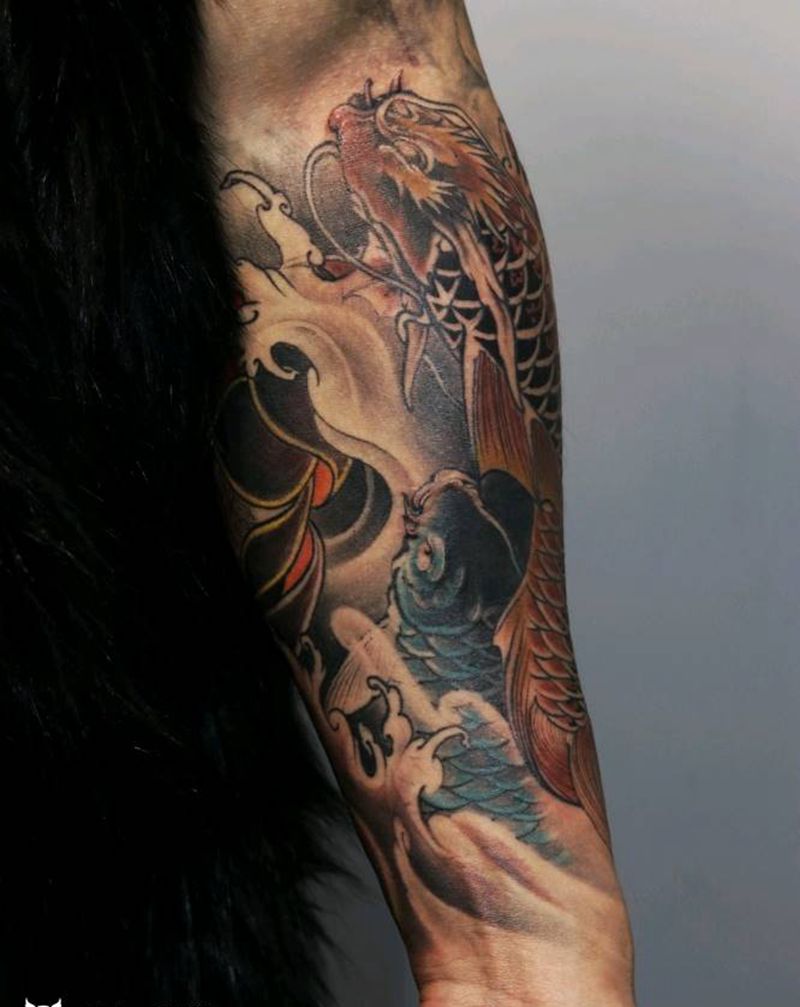 今工鲤鱼完结。锦鲤代表幸运，纹身图片_手臂手部新传统鱼浪花龙纹身图案