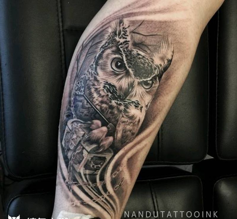 猫头鹰纹身图片_腿部脚部欧美写实猫头鹰纹身图案