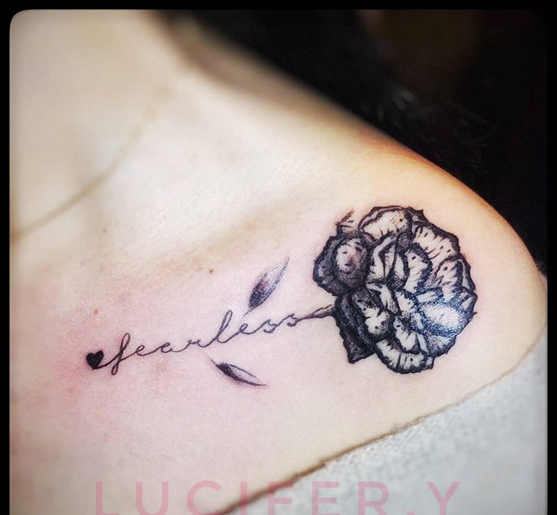 一个小康乃馨纹身图片_成品肩部清新植物纹身图案