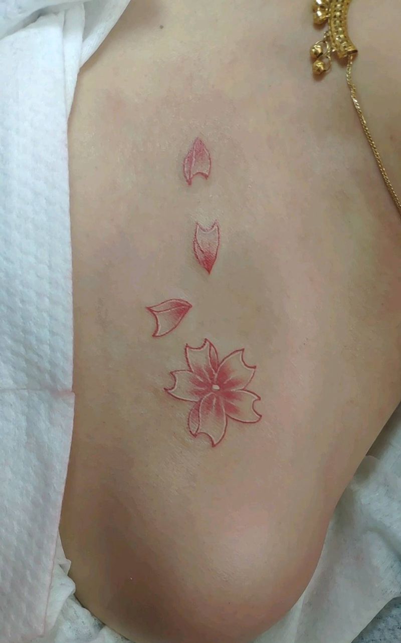 桃花纹身图片_肩部新传统纹身图案