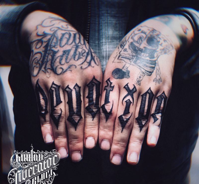 UVB2纹身图片_手部花体字纹身图案