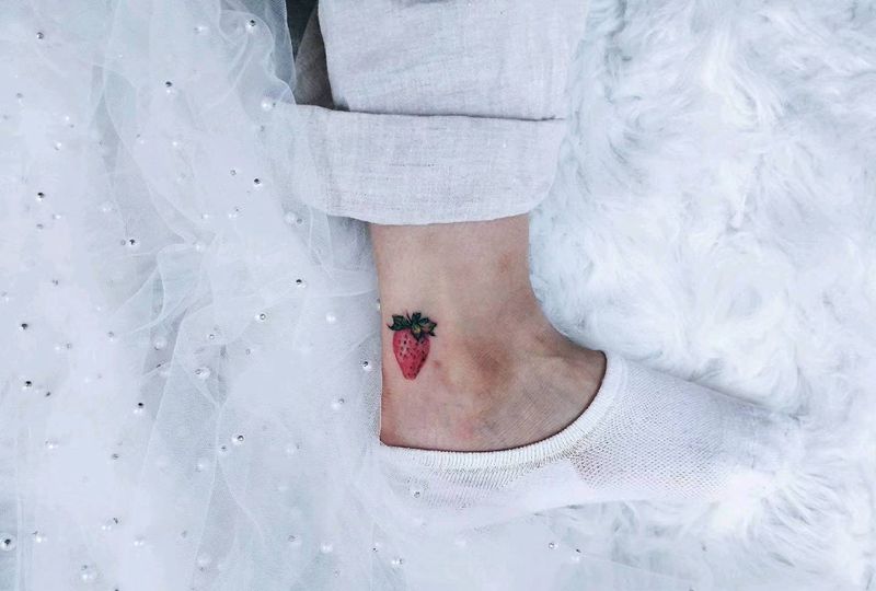 小草莓纹身图片_脚部New School纹身图案