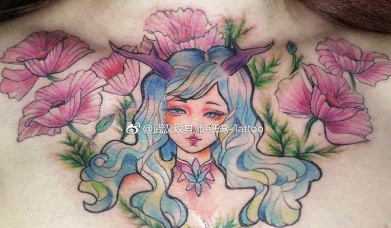花胸娃娃纹身图片_胸部水彩纹身图案