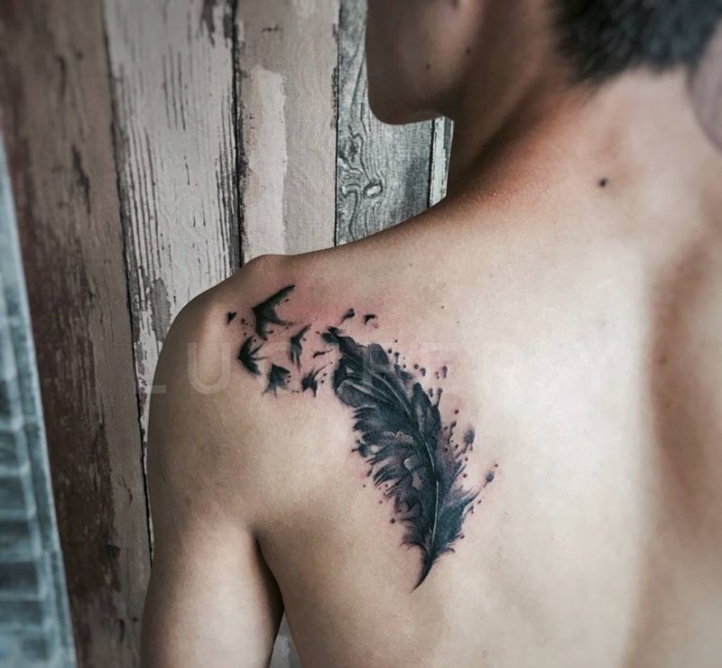 泼墨羽毛纹身图片_成品背部清新动物国画纹身图案