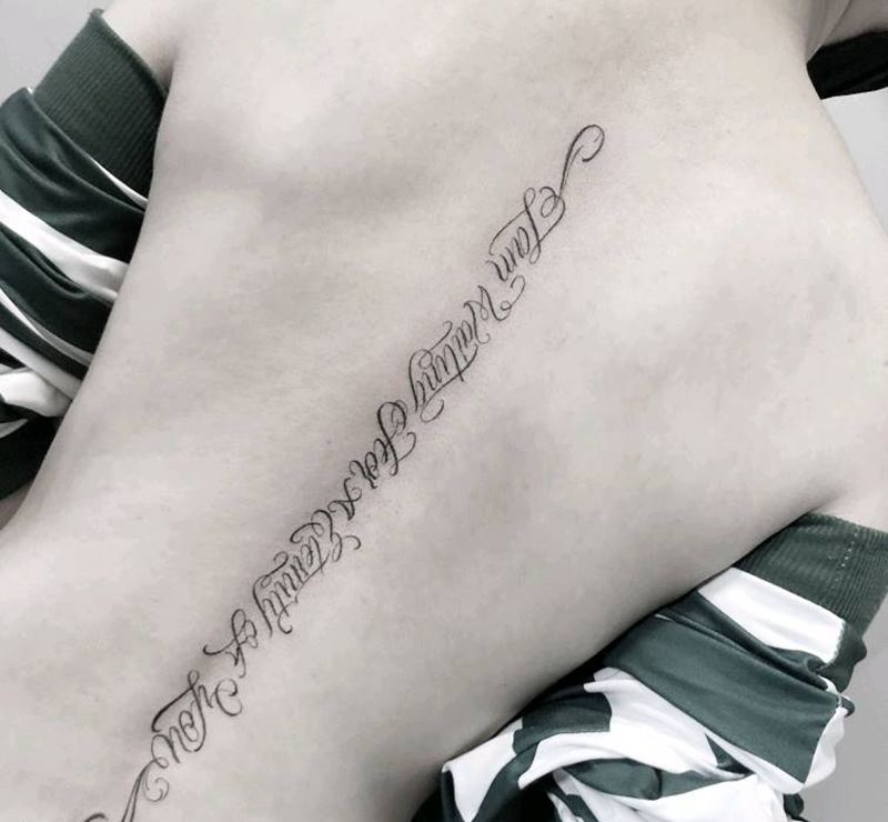 手绘字母纹身图片_背部花体字纹身图案