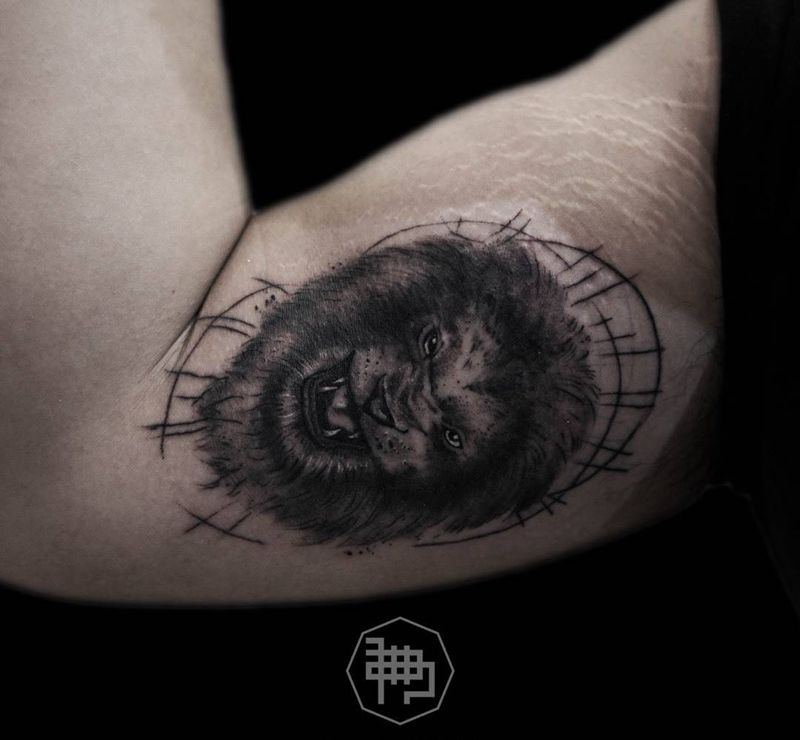 “狮”纹身图片_手部手臂欧美写实纹身图案