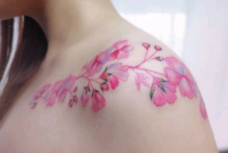 锁骨肩花纹身图片_肩部水彩花卉纹身图案