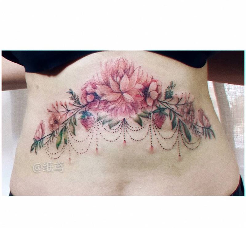 野花胸链纹身图片_胸部纹身图案