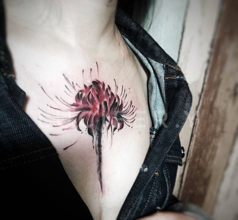 胸口彼岸花伤疤遮盖纹身图片_成品胸部清新植物纹身图案