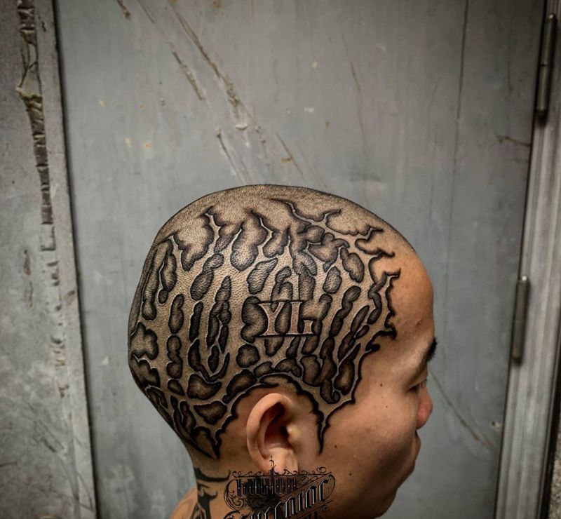 UVB2纹身图片_颈部肩部花体字纹身图案