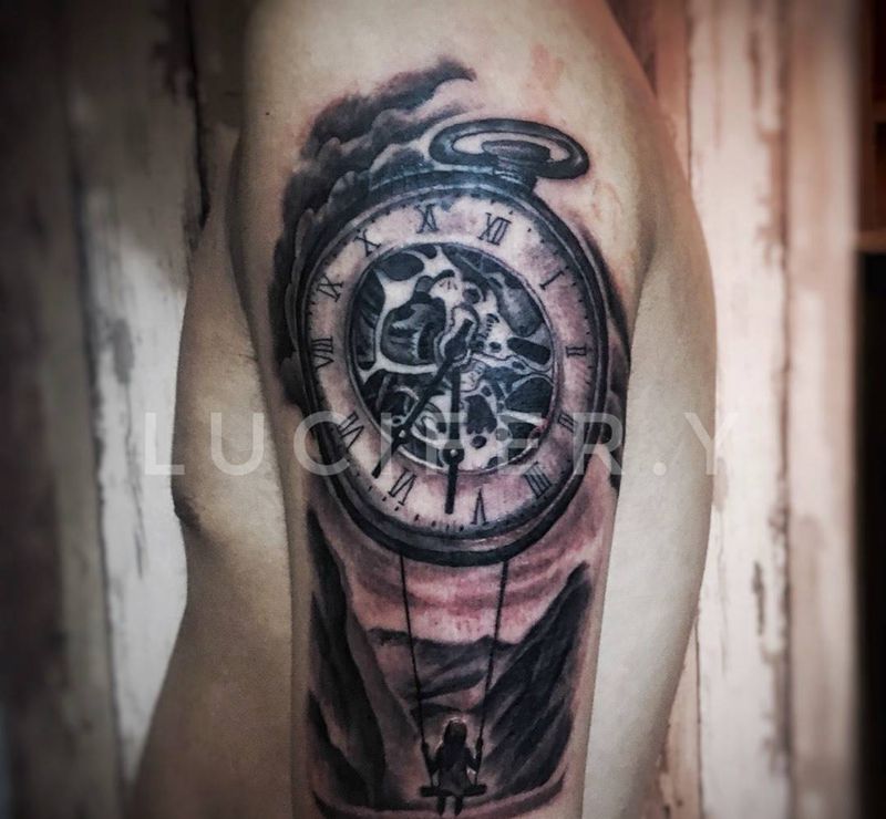 大臂钟纹身图片_成品手臂写实静物人物纹身图案