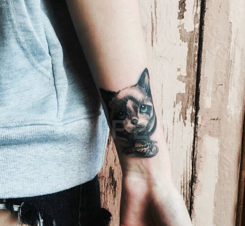 手腕写实猫遮盖纹身图片_成品手臂肖像欧美写实动物纹身图案