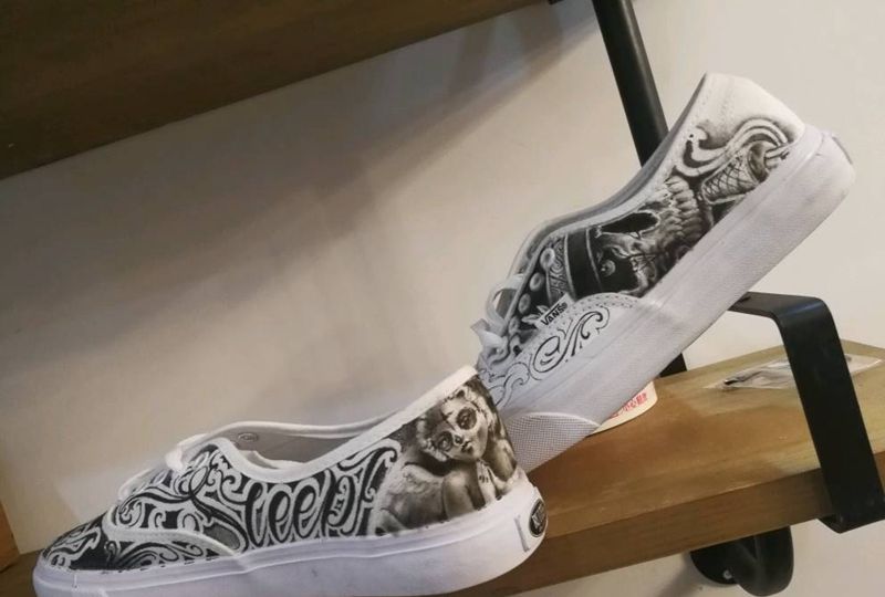 手绘鞋纹身图片_脚部手臂新传统欧美写实骷髅字母chicano纹身图案