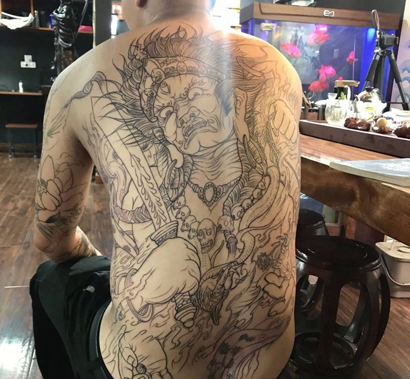 满背线条纹身图片