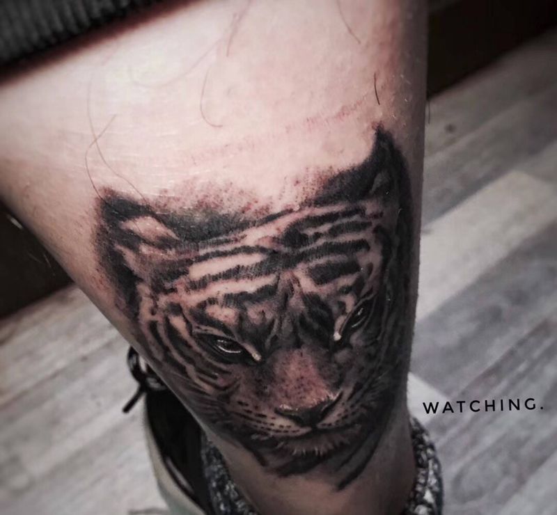 虎纹身图片_腿部欧美写实纹身图案