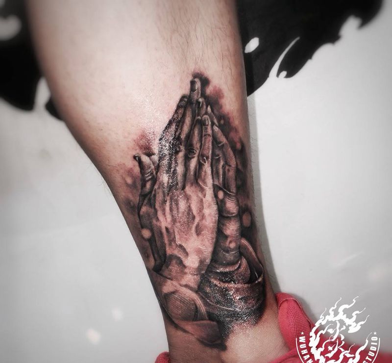 祈祷之手纹身图片_腿部欧美写实纹身图案