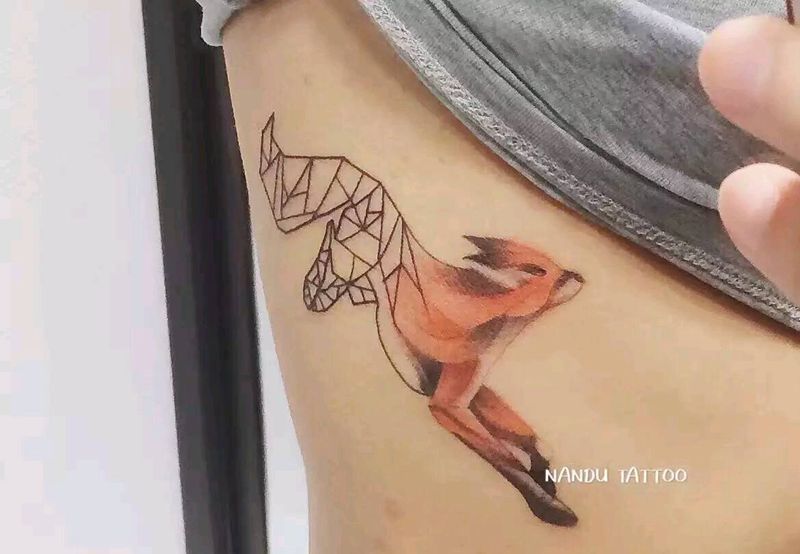狐纹身图片_腰部几何水彩狐狸纹身图案