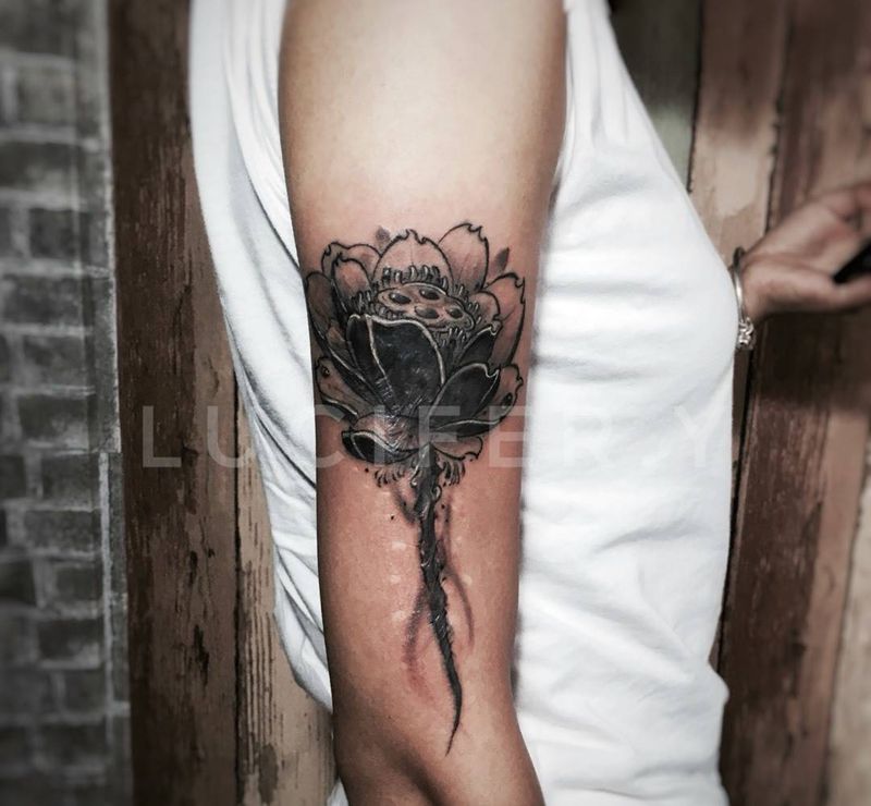 莲花遮盖纹身图片_成品手臂清新传统植物纹身图案