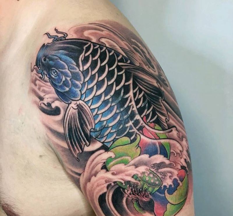 鲤鱼遮盖纹身图片_肩部手臂新传统鱼浪花传统纹身图案