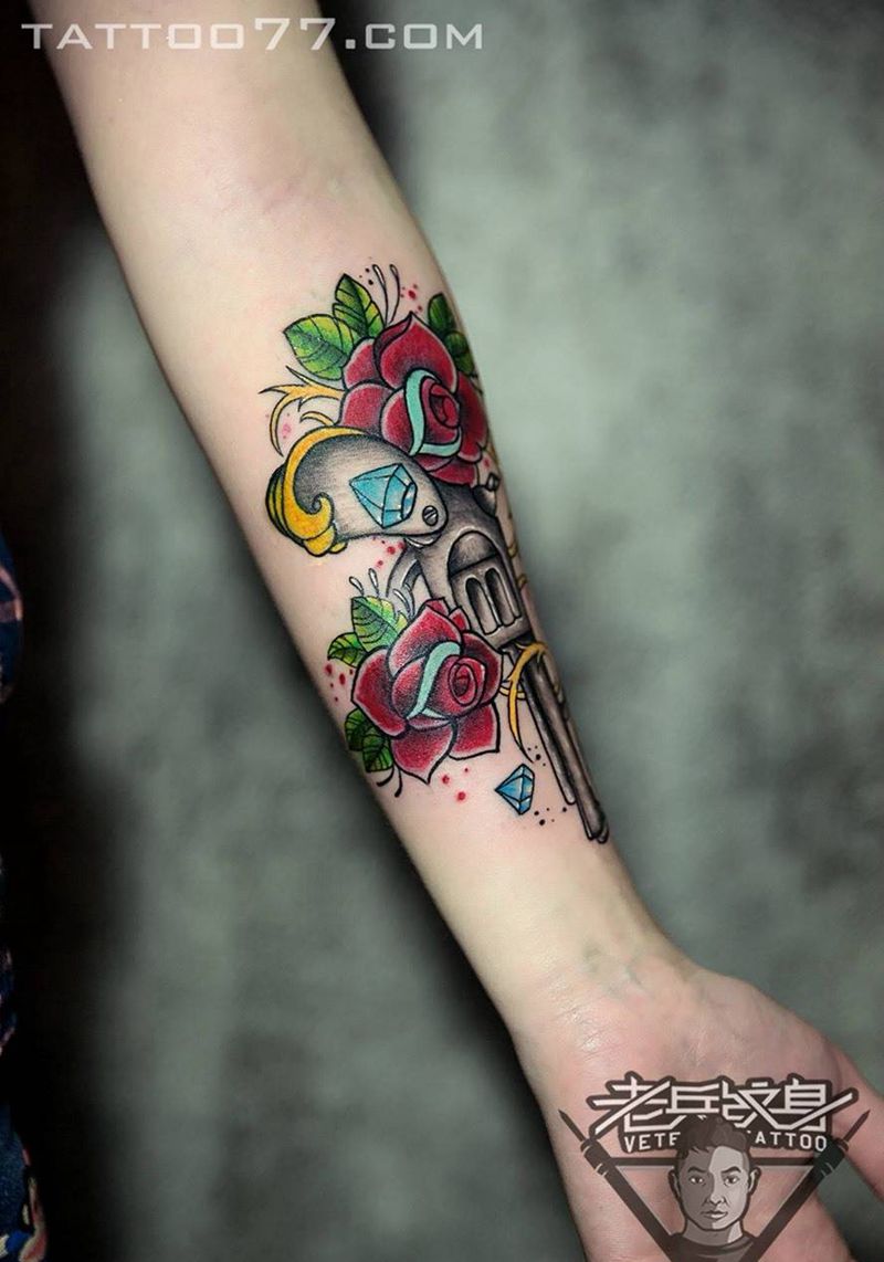 手部手枪玫瑰花纹身作品纹身图片_成品手部清新植物纹身图案