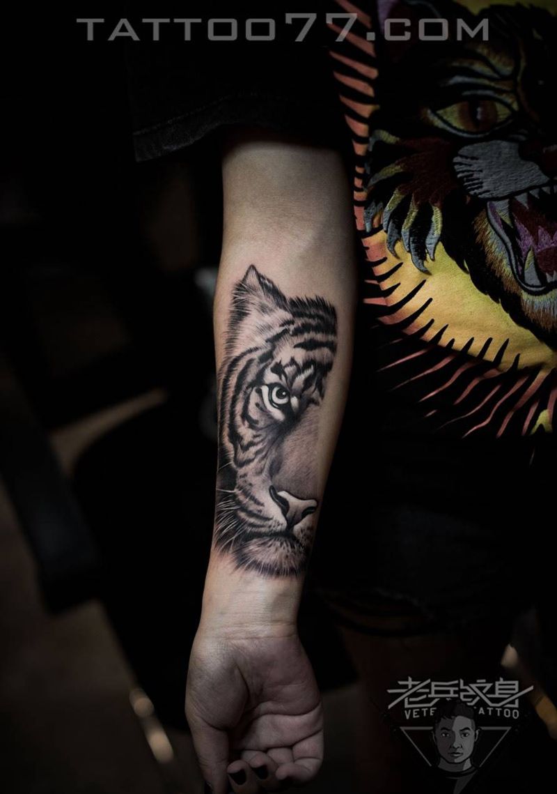 手部老虎纹身作品纹身图片_成品手部欧美动物纹身图案