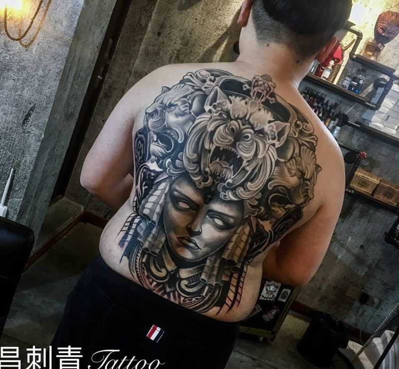 满背狮子女郎纹身图片_成品背部欧美动物鬼神人物写实纹身图案