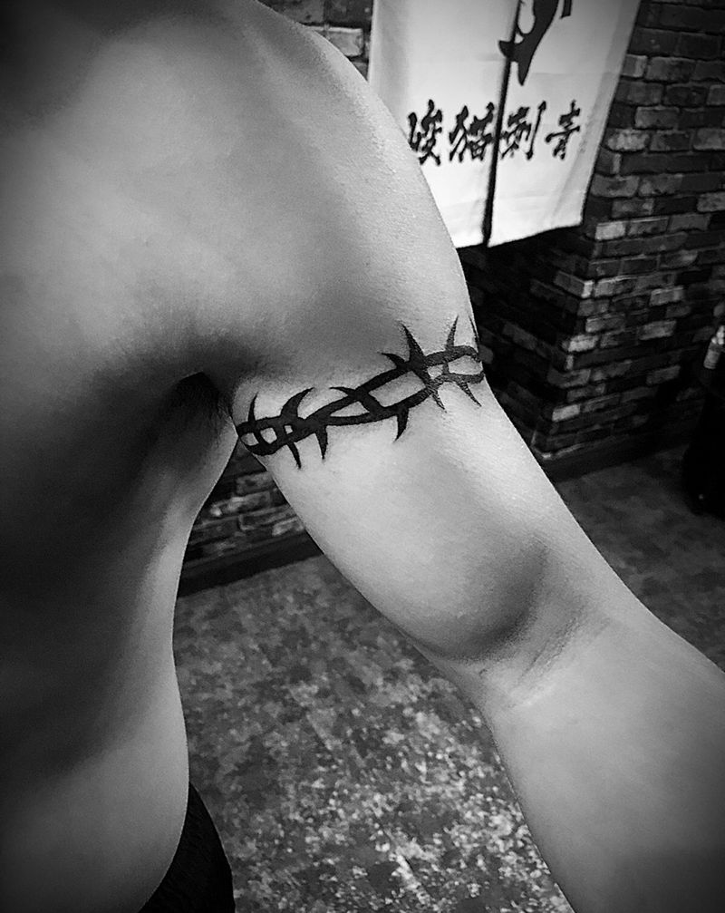 臂环纹身图片
