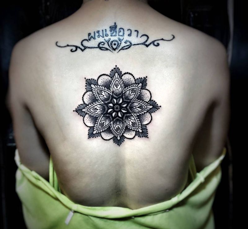 点刺梵花纹身图片_成品背部欧美清新几何图腾纹身图案