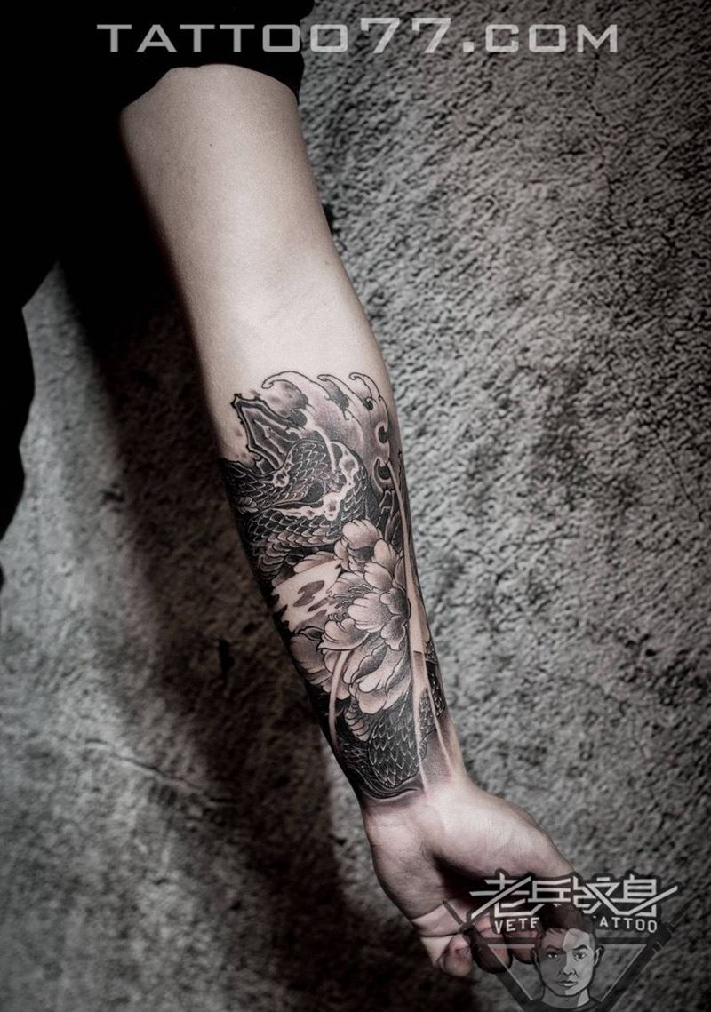 手部牡丹蛇纹身作品纹身图片_成品手部传统植物动物纹身图案