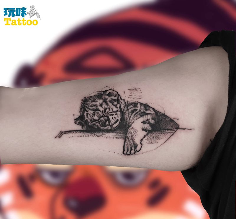小老虎纹身图片_手臂点刺纹身图案