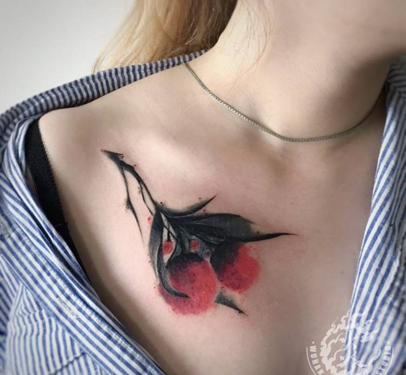 荔枝遮盖纹身图片_胸部水墨纹身图案